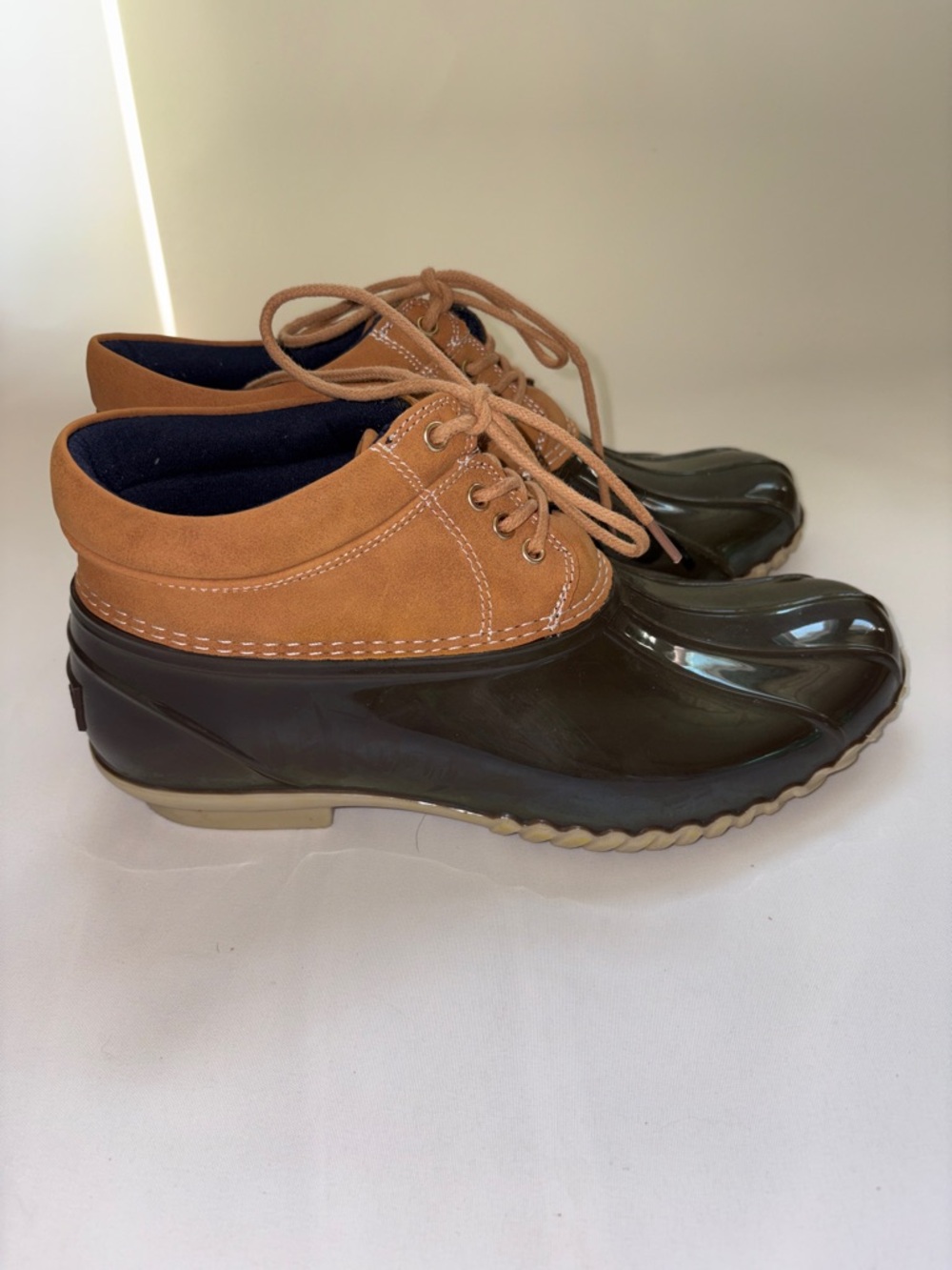 Tommy Hilfiger Women’s Two-Tone Duck Boots -‎ Wheat & Olive Rubber Size 8